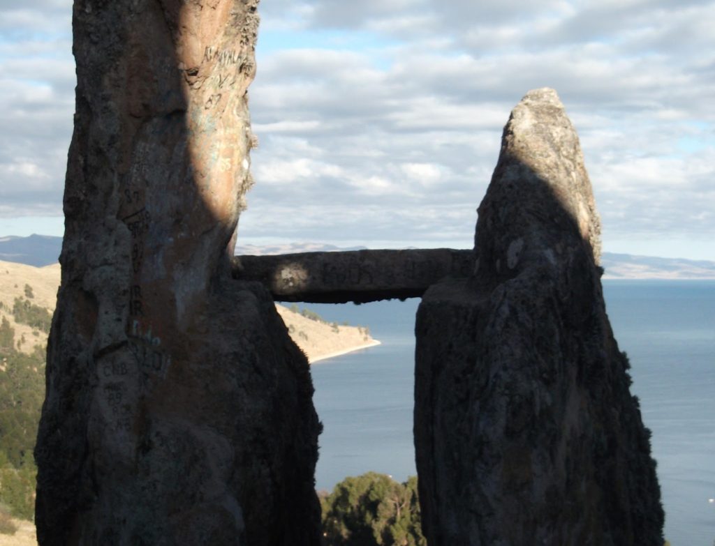 Gateway of the Sun rock formation and archeo-astronomical clock